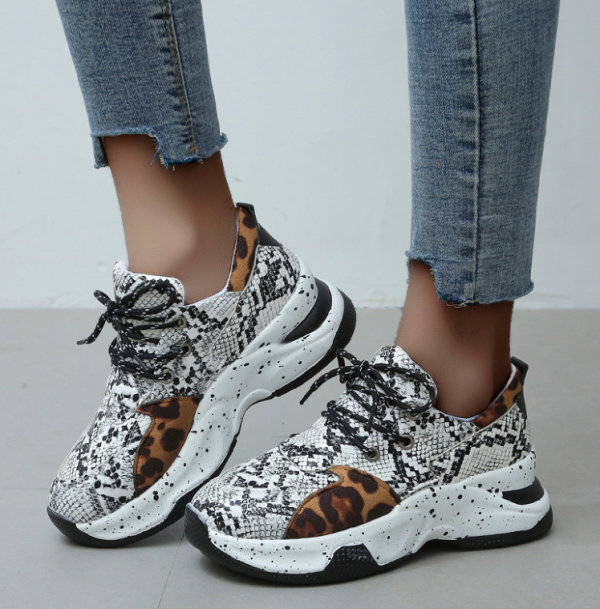 Sneaker dengan Motif Animal Print